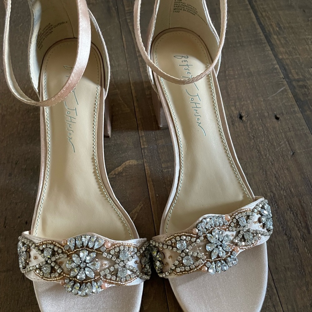 Blue by Betsey Johnson Ivory size 7.5 Block Heel